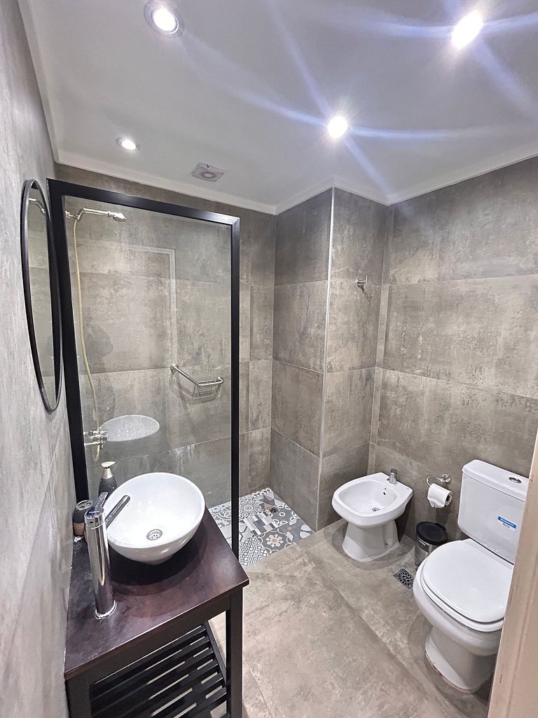 Amplio departamento con vista a la Av. Colon