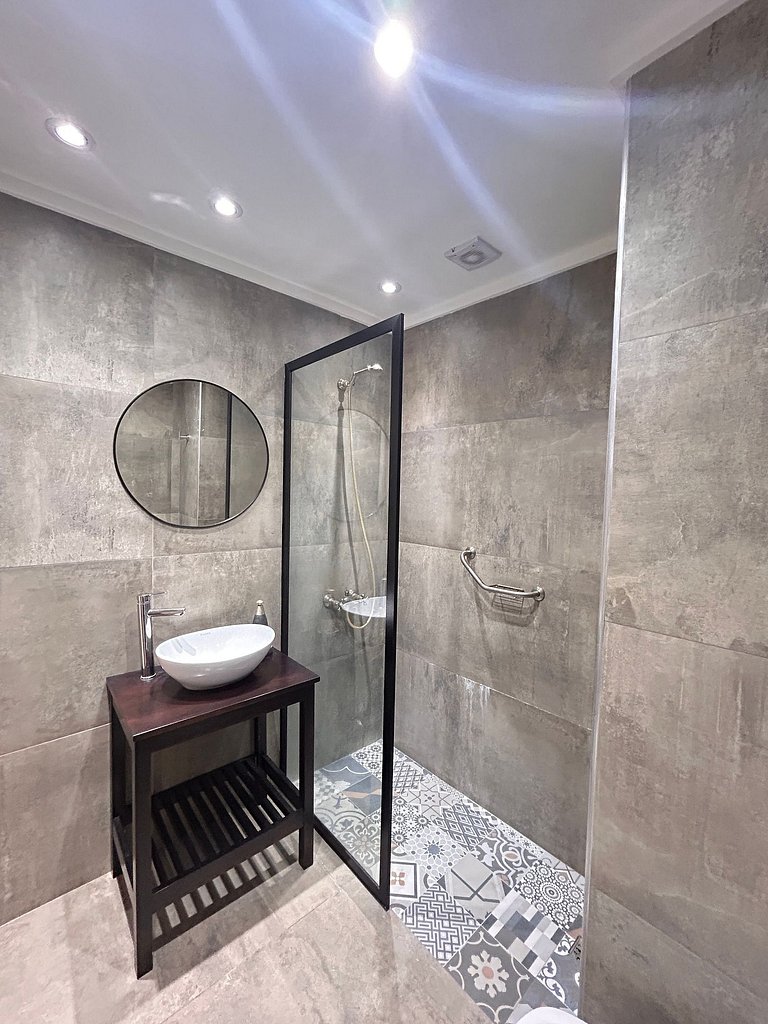 Amplio departamento con vista a la Av. Colon