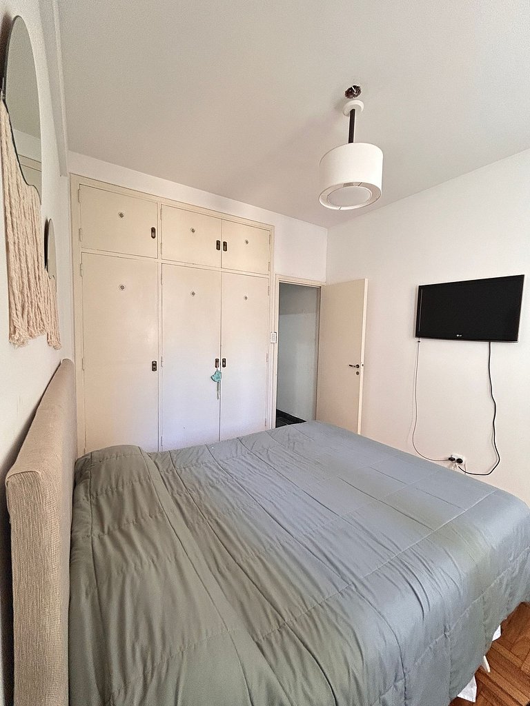 Amplio departamento con vista a la Av. Colon