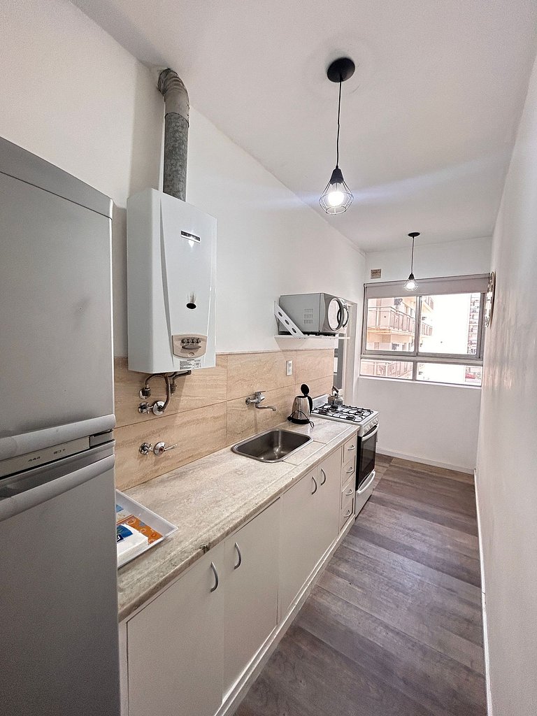 Amplio departamento con vista a la Av. Colon