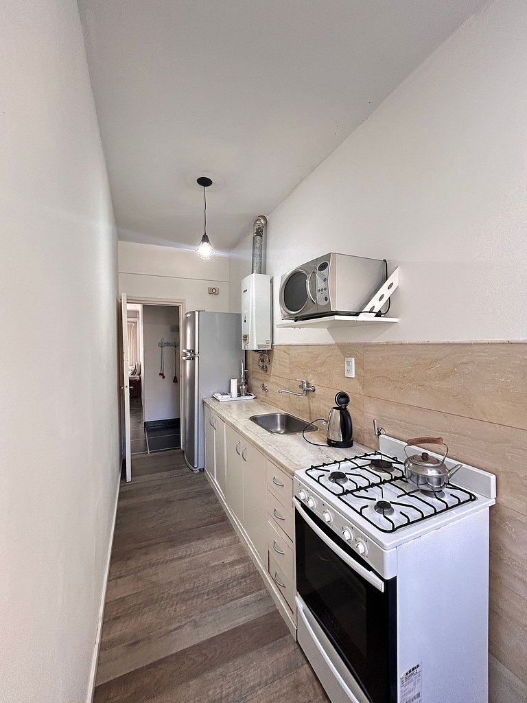 Amplio departamento con vista a la Av. Colon