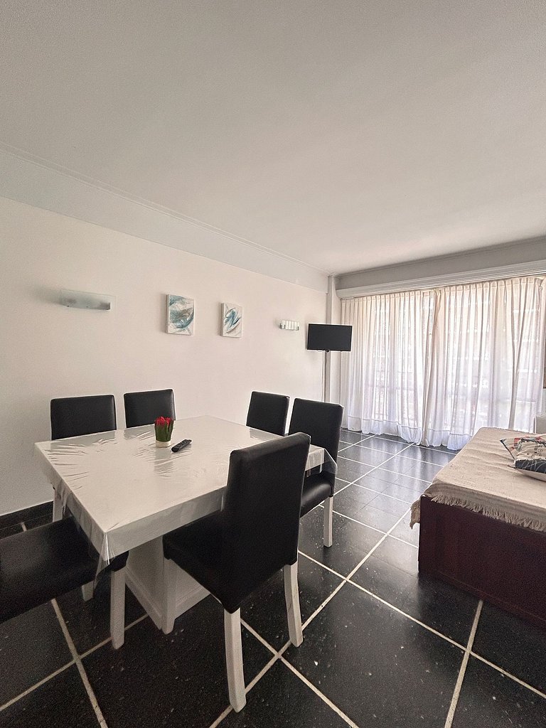 Amplio departamento con vista a la Av. Colon