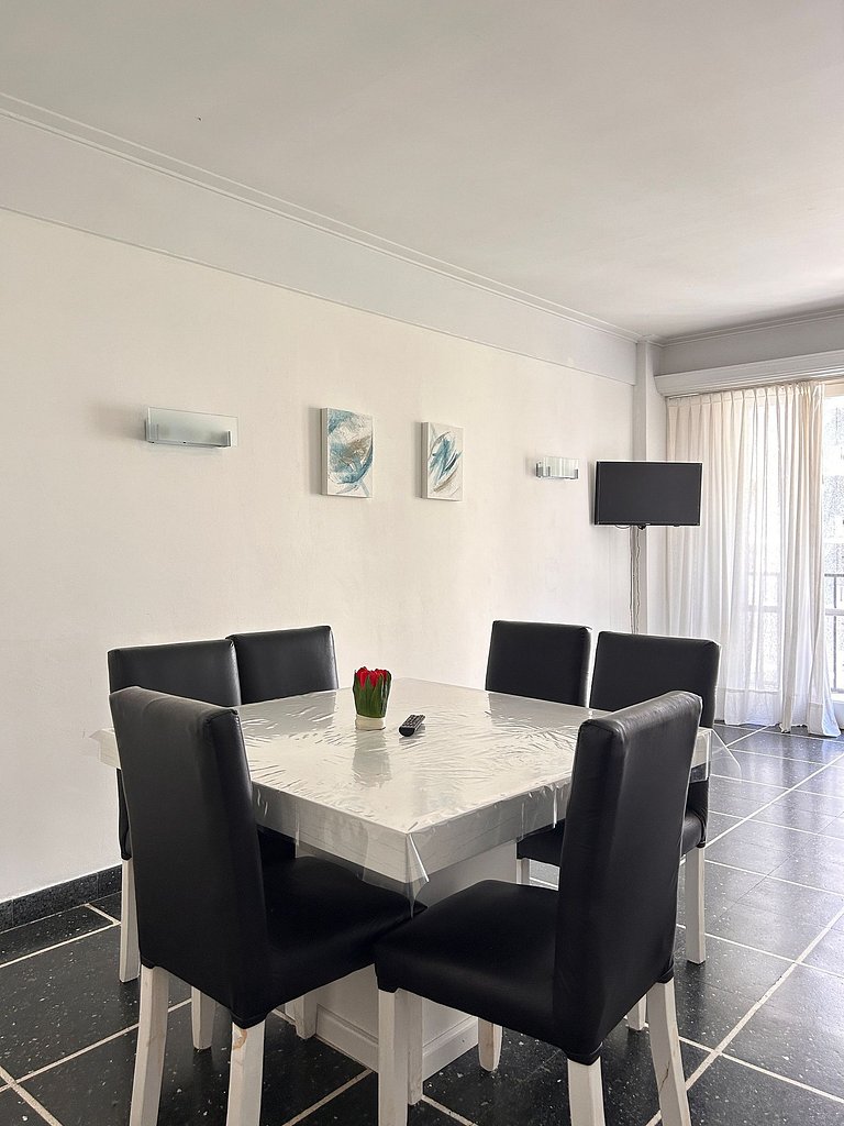 Amplio departamento con vista a la Av. Colon