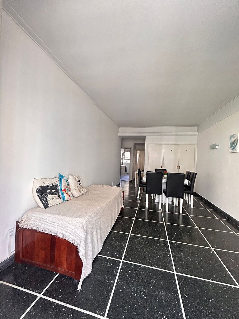 Amplio departamento con vista a la Av. Colon