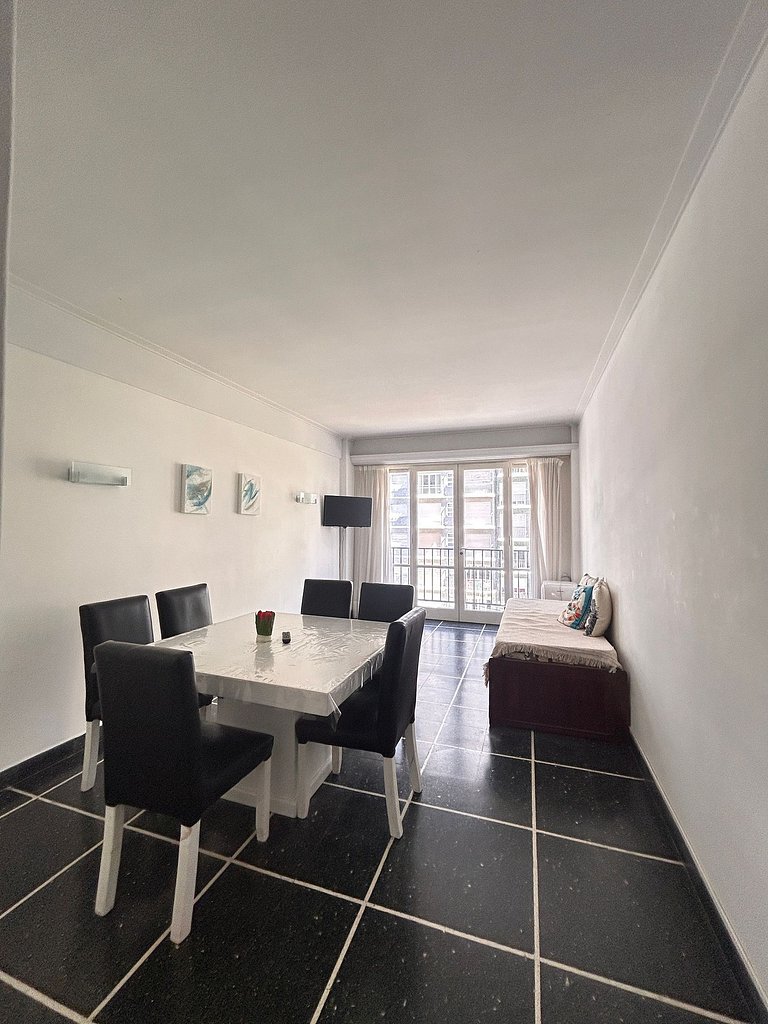 Amplio departamento con vista a la Av. Colon