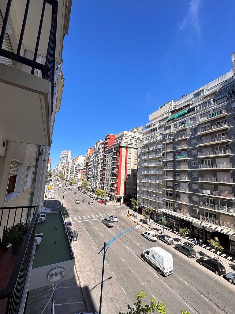 Amplio departamento con vista a la Av. Colon