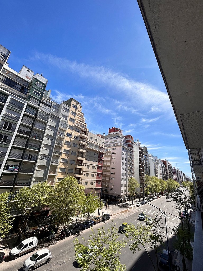 Amplio departamento con vista a la Av. Colon