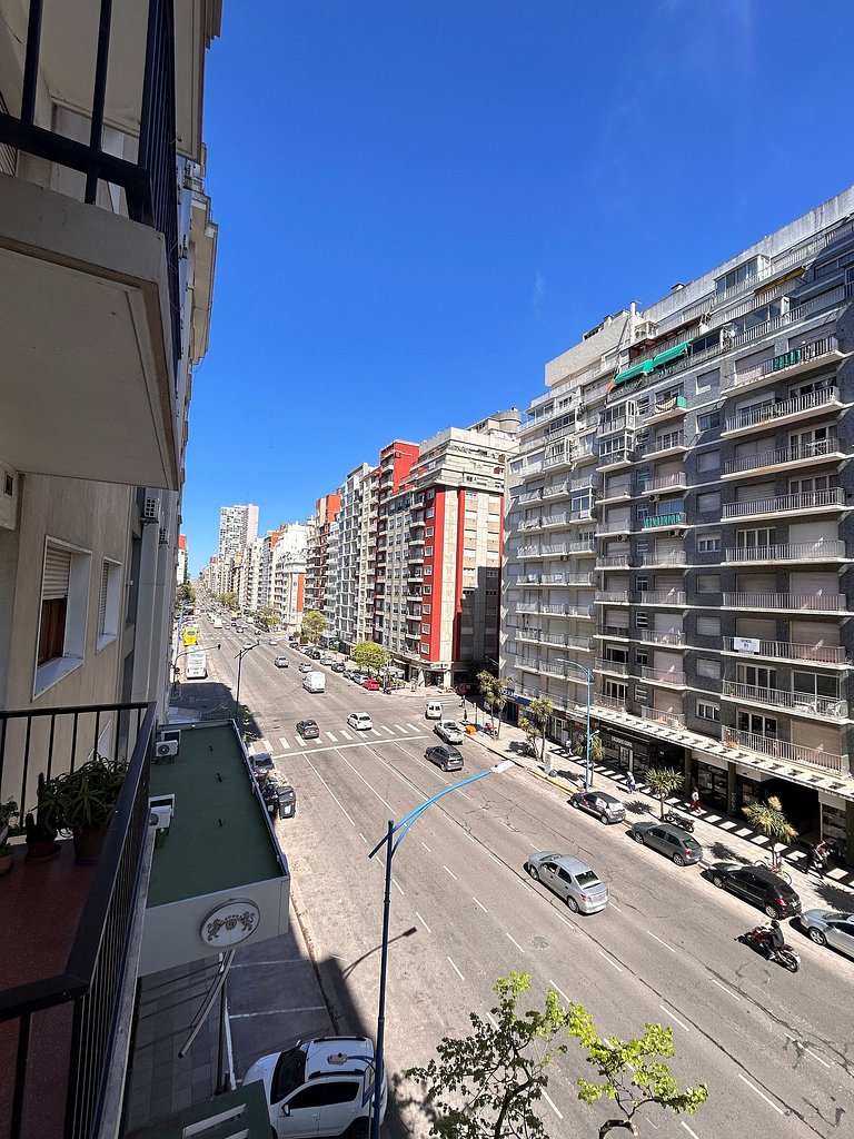Amplio departamento con vista a la Av. Colon