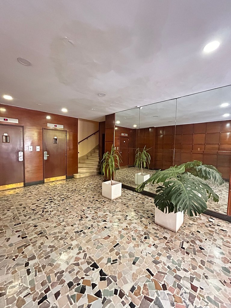 Amplio departamento con vista a la Av. Colon