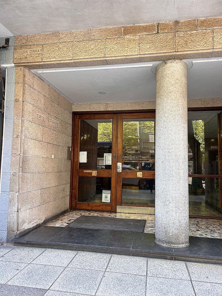 Amplio departamento con vista a la Av. Colon